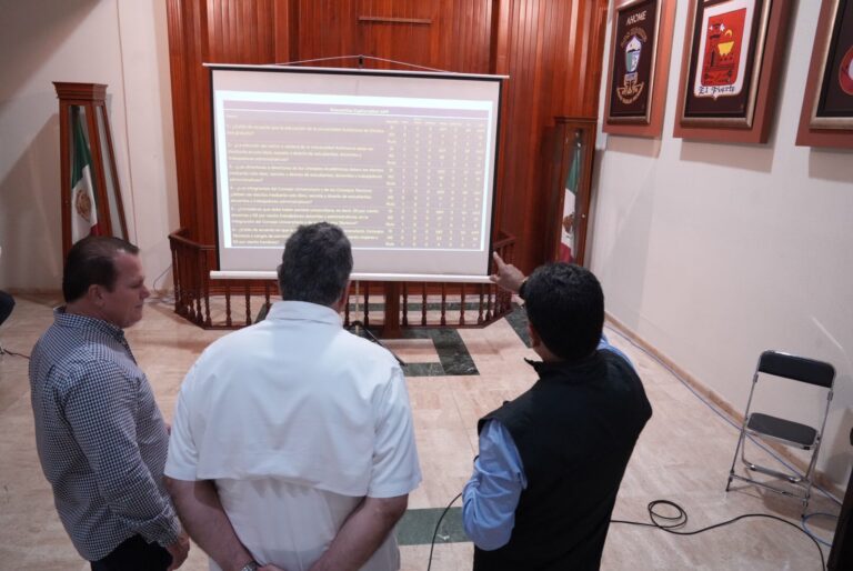 Diputado y notarios públicos observan pantalla donde se contabilizan opiniones de la consulta a la UAS.