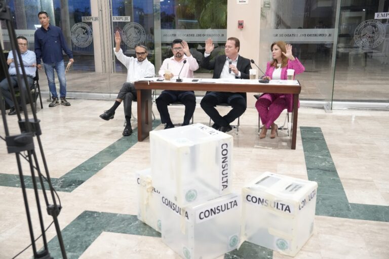 Cuatro integrantes de la Comisión de Educación, Ciencia y Tecnología aprueba acuerdo en vestíbulo del Salón de Sesiones.