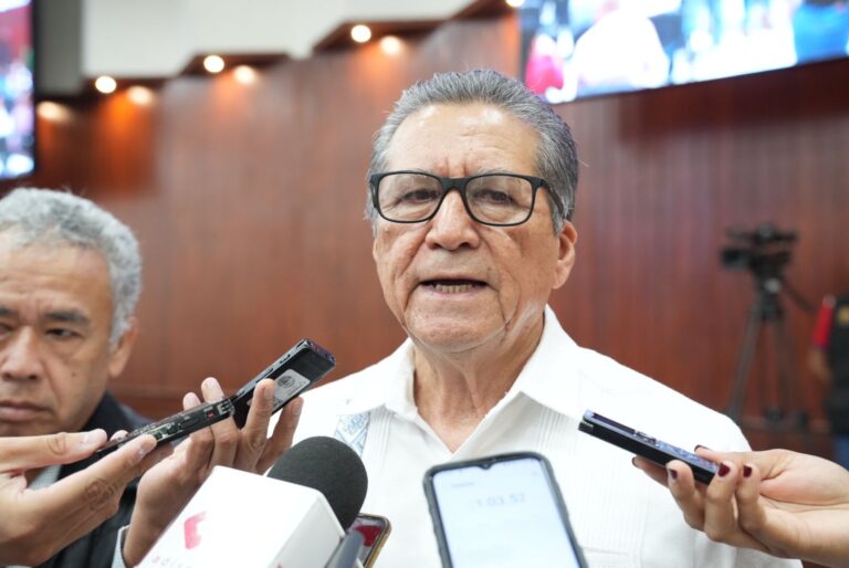 Diputado Feliciano Castro, durante entrevista con reportros durante foro de consuulta.
