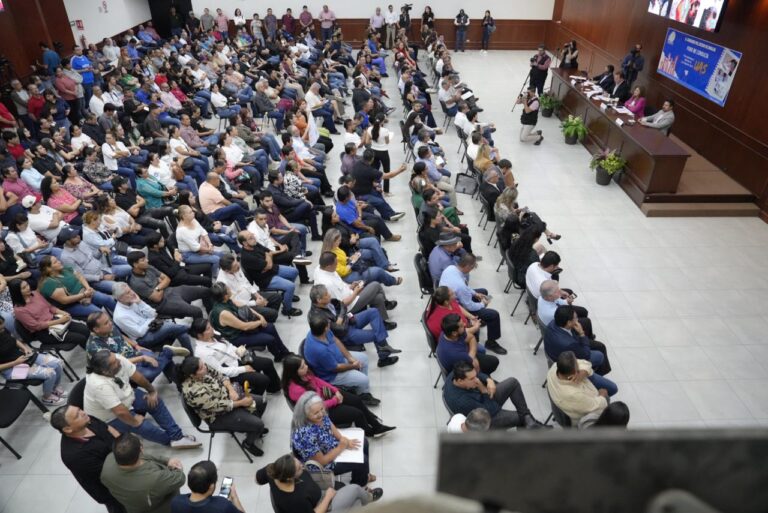 Varias decenas de universitarios atiborran el salón Constituyentes de 1917, del Congreso del Estado