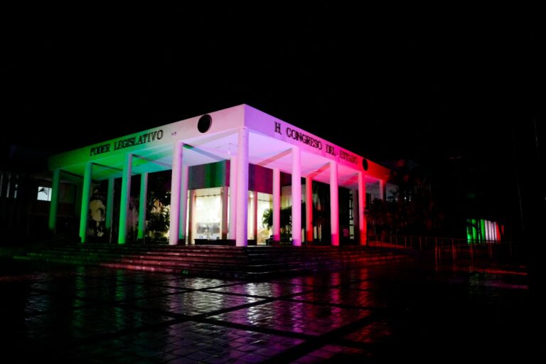 Edificio del Congreso se ilumina tricolormente por ser septiembre mes patrio.