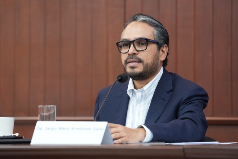 Diputado Sergio Mario Arredondo Salas, habla en presidium, durante el foro.