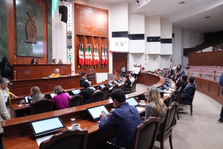 Diputadas y diputados votan electrónicamente desde sus asientos.