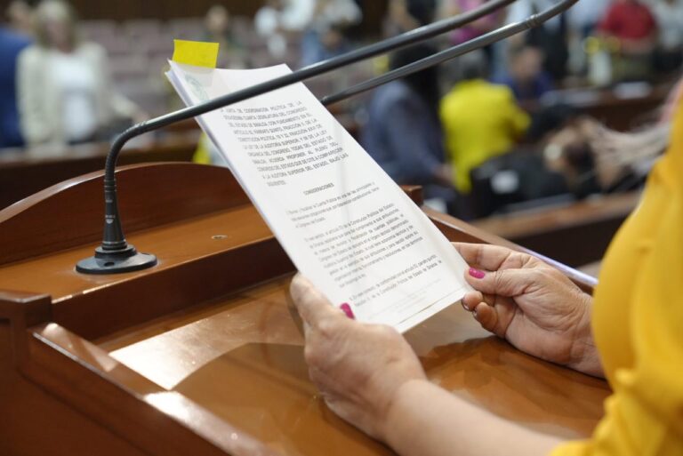 Diputada secretaria da lectura a dictamen que se aprueba por sus compañeras y compañeros.