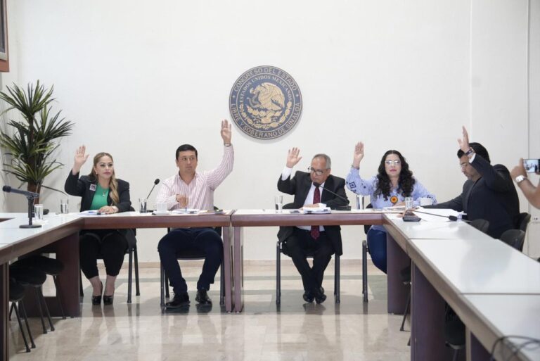 Integrantes de la Comisión votan levantando sus manos en sesión que tuvieron en el lobby del salón de Sesiones.