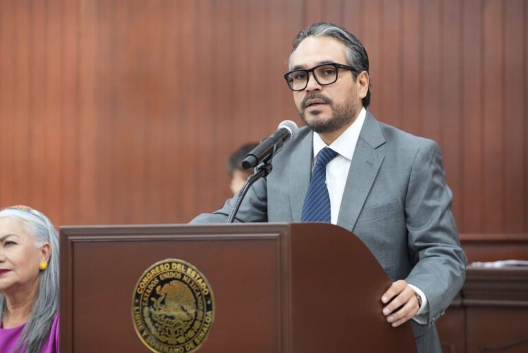 Diputado Sergio Mario Arredondo Salas habla en podium durante comparecencia de titular de ASE.