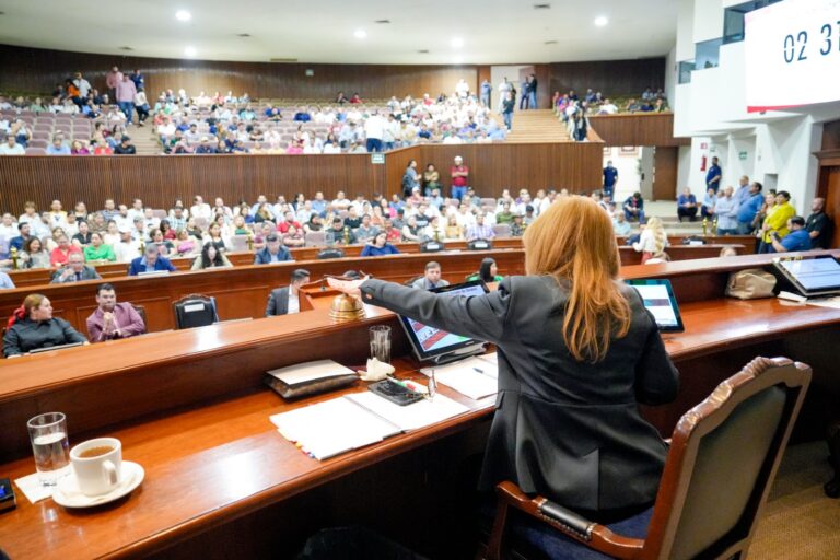 Diputada presidenta de Mesa Directiva toca campana, con lo que informa que se concluye un punto de la agenda.