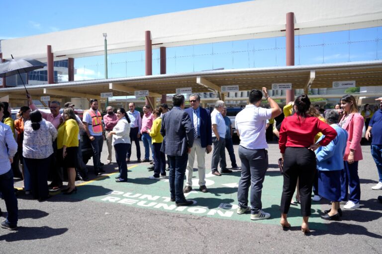 Personal del Congreso evacúa oficinas y se concentra en espacio abierto, como parte de simuacro.