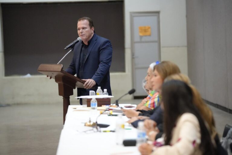 Diputado Adolfo Beltrán habla en tribuna en sesión extraordinaria.