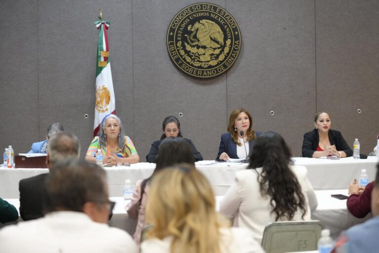 En sede alterna sin el mobiliario tradicional, sesionan diputadas y diputados.