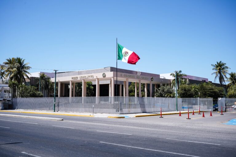 Vista frontal del edificio del Congreso del Estado, con la bandera a toda asta.