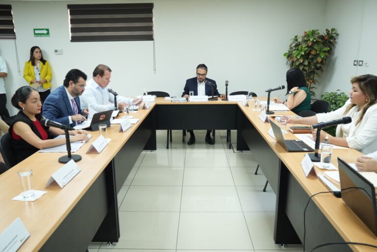 Integrantes de la Comisión de Fiscalización sesionan en Sala Adjunta al Pleno.