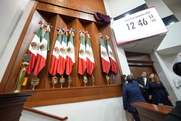 Representantes de los poderes Legislativo, Judicial y Ejecutivo, develan el nombre de Heraclio Bernal en el Muro de Honor.
