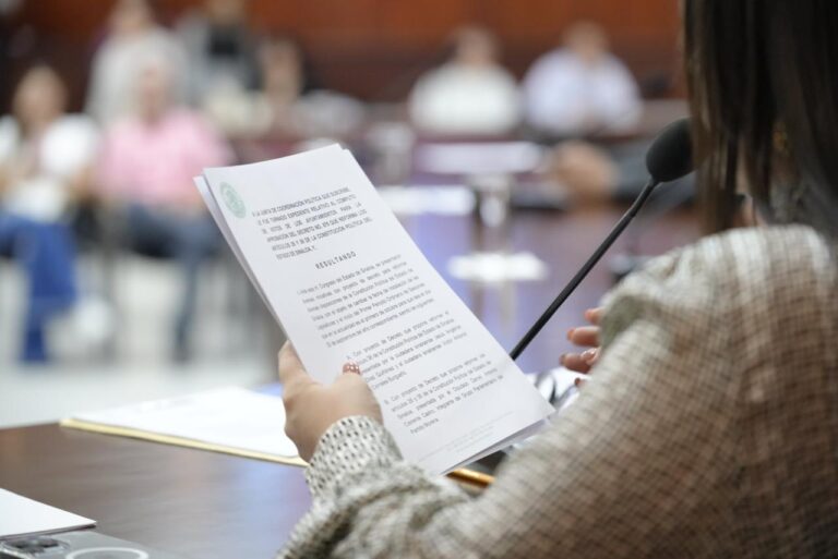 Diputada secretaria de la Diputación Permanente da lectura a oficios recibidos.