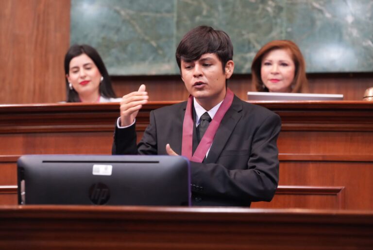 Francisco Alberto Ibarra habla en tribuna del congreso.