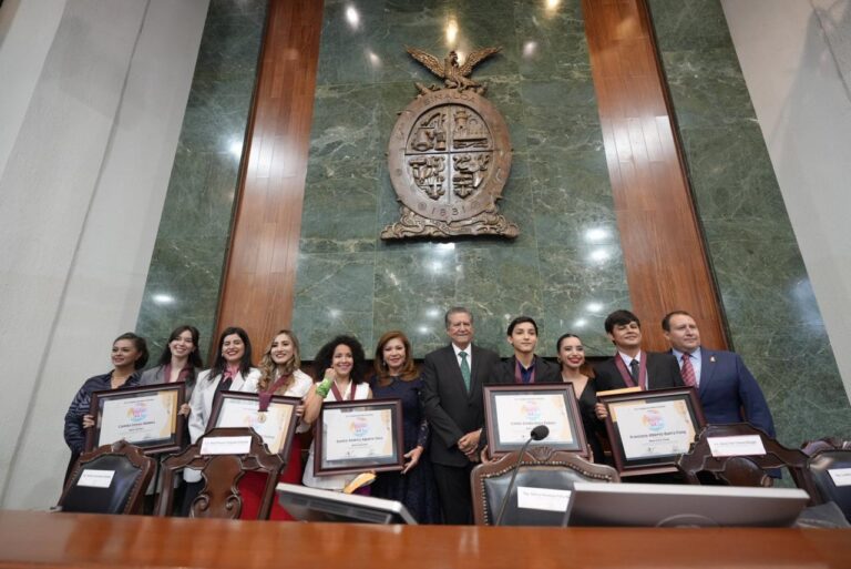 Jóvenes galardonados posan con sus premios junto con diputadas y diputados en el área de la Mesa Directiva.