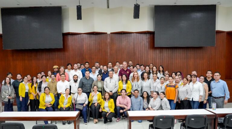 El diputado Feliciano Castro posa para la foto con decenas de trabajadoras y trabajadores del Congreso.