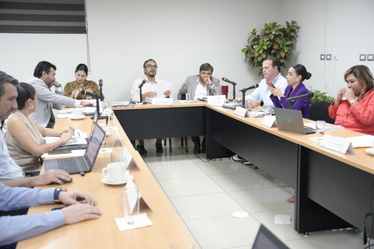 Integrantes de Comisión de Fiscalización sesionan en Sala Adjunta.