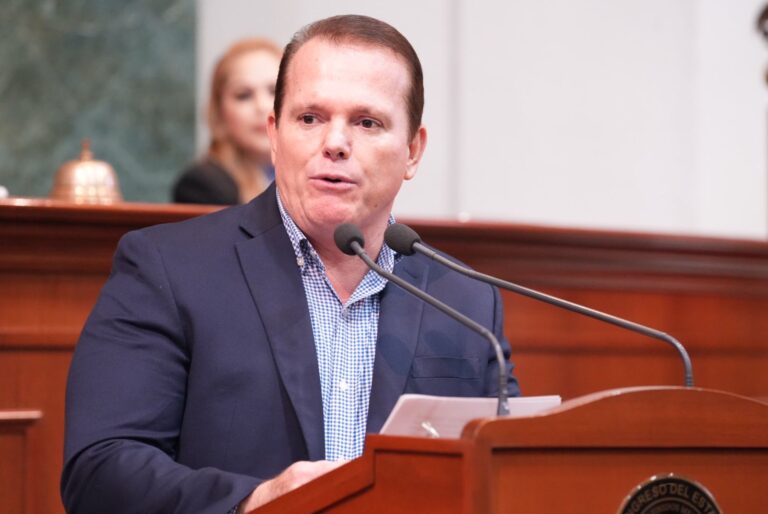 En foto de archivo el diputado Adolfo Beltrán Corrales habla en tribuna ante micrófono.