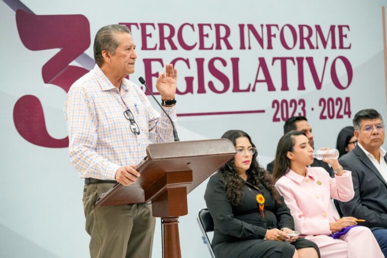 En podium y desde presidium Feliciano Castro clausura el acto del Tercer Informe de su grupo parlamentario.