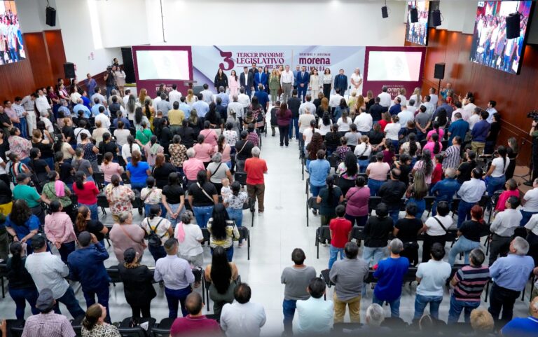 Decenas de personas atestiguan el tercer informe de diputados y diputadas de Morena.