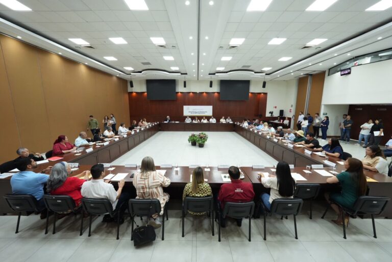 Diputadas y diputados electos sostienen reunión en el salón Constituyentes de 1917,