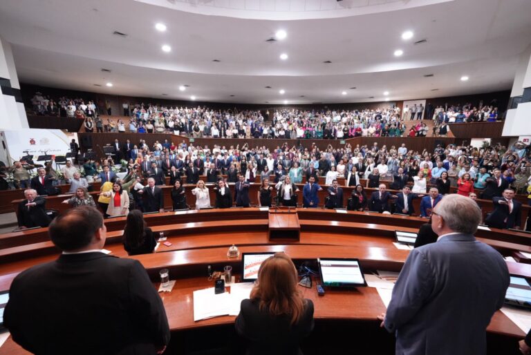Ante un auditorio lleno, diputadas y diputados de la 64 Legislatura rinden protesta.