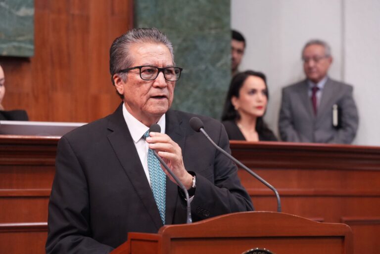 Dip. Feliciano Castro habla en tribuna, vestido de traje.