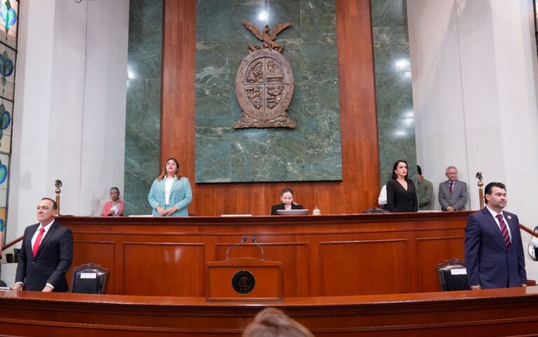 Nuevos integrantes de Mesa Directiva ocupan sus lugares.