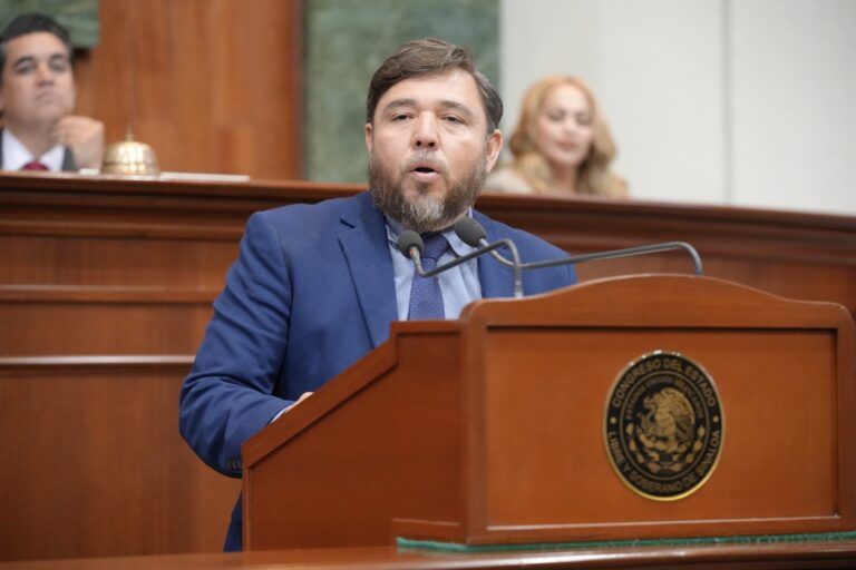Diputado Marco }Antonio Zazueta habla en tribuna, en foto de archivo.