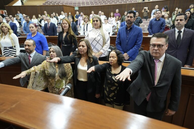 Nuevos funcionarios y funcionarias administrativos del Congreso rinden protesta en el Salón de Sesiones.