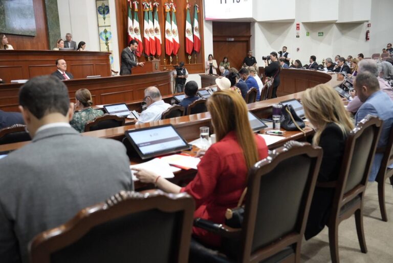 Vista posterior del Pleno. Diputadas y diputados dan seguimiento a la sesión desde sus asientos.