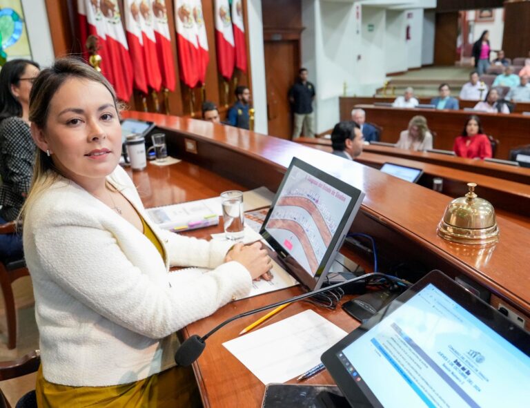 Diputada Yeraldine Bonilla sentada en su lugar como presidenta de la Mesa Directiva del Congreso.