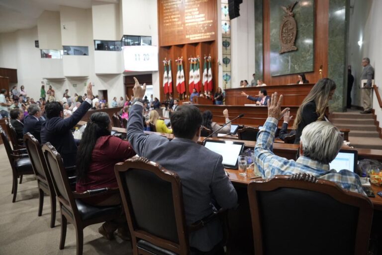 Diputadas y diputados escuchan posicionamientos desde sus asientos.