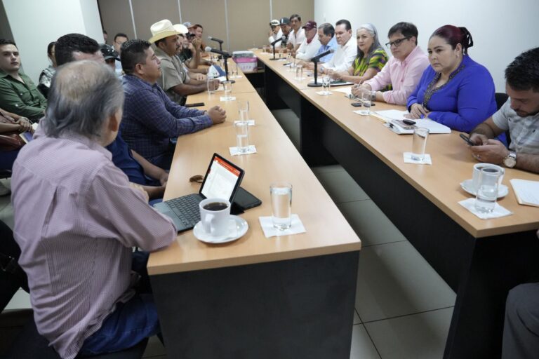 Integrantes de Comisión de Pesca y Acuacultura atienden a pescadores en Sala A.