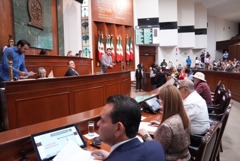 Diputadas y diputados dan seguimiento a lectura de minutas en tribuna, desde sus asientos.