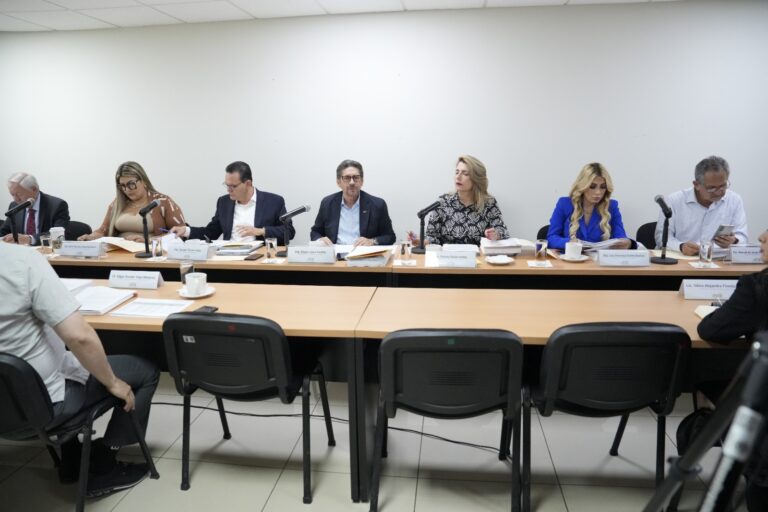 Integrantes de Comisión de Fiscalización sesionan en Sala A.