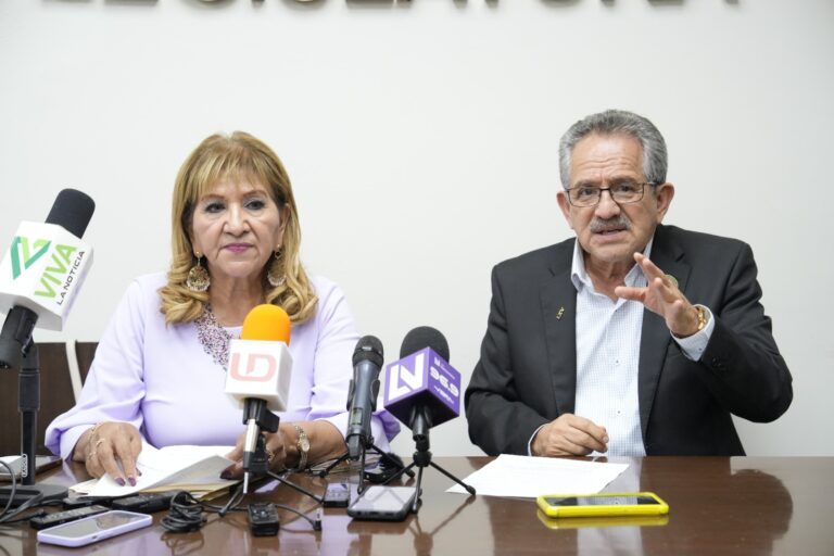 Diputada María Teresa Guerra Ochoa y diputado Manuel de Jesús Guerrero dan conferencia en Sala de Prensa.