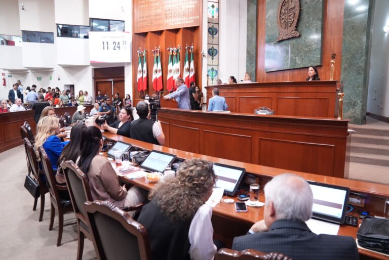 Diputadas y diputados escuchan desde sus asientos lectura de comunicado.