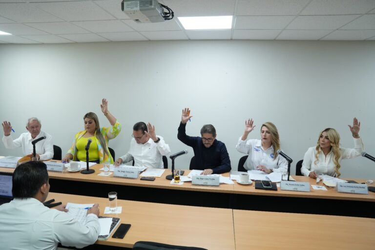 Integrantes de Comisión de Fiscalización votan levantando sus manos.