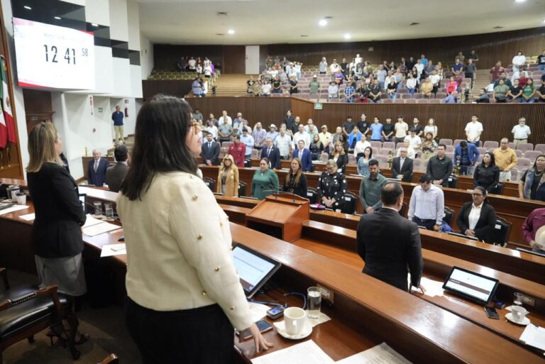 Diputadas y diputados permanecen de pie mientras brindan un minuto de silencio por la muerte del restaurantero Jorge Peraza Bernal.