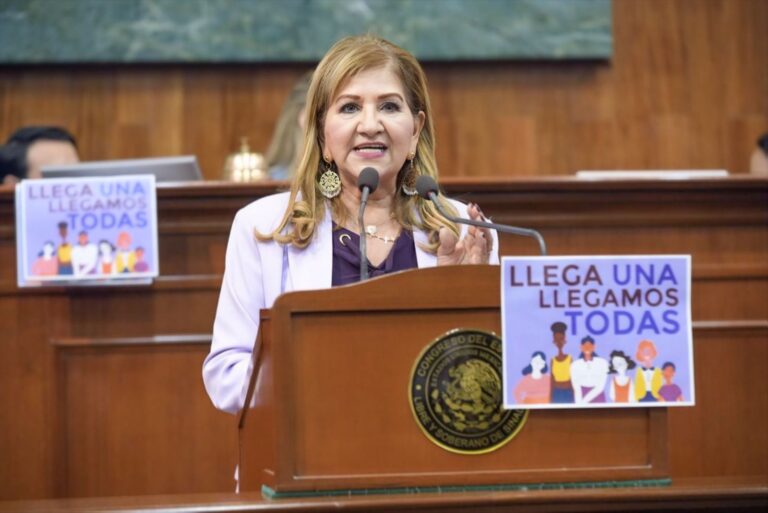 Diputada María Teresa Guerra Ochoa, habla en tribuna con cartulina a favor de las mujeres.