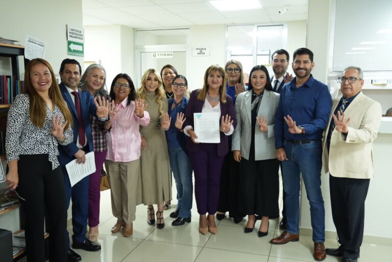 Diputadas y diputados de morena muestran iniciativa presentada.
