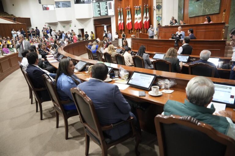 Diputadas y diputados sentados en dos hileras semicirculares frente a Mesa Directiva.