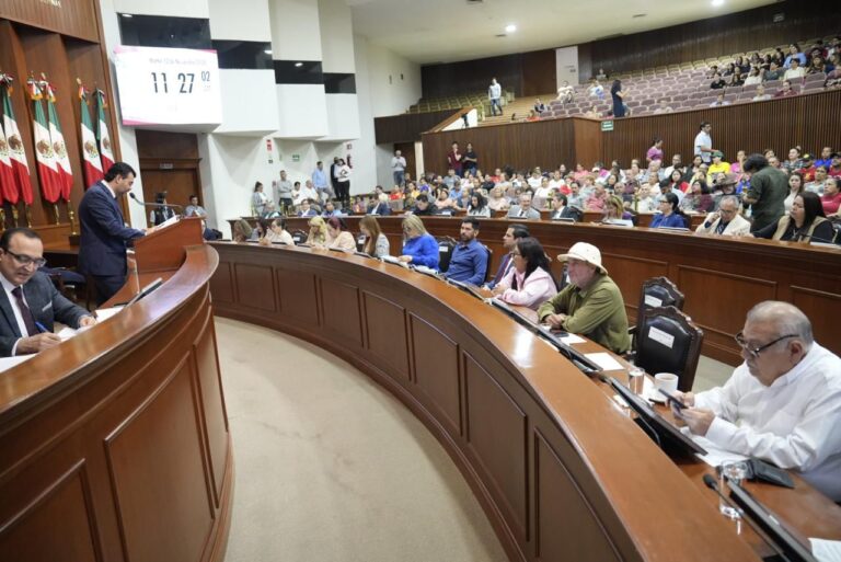 Diputadas y diputados escuchan desde sus asientos a diputado que lee en tribuna.
