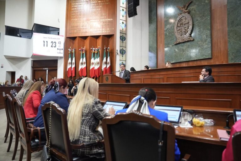 Diputadas y diputados escuchan mensaje de compañero en tribuna.