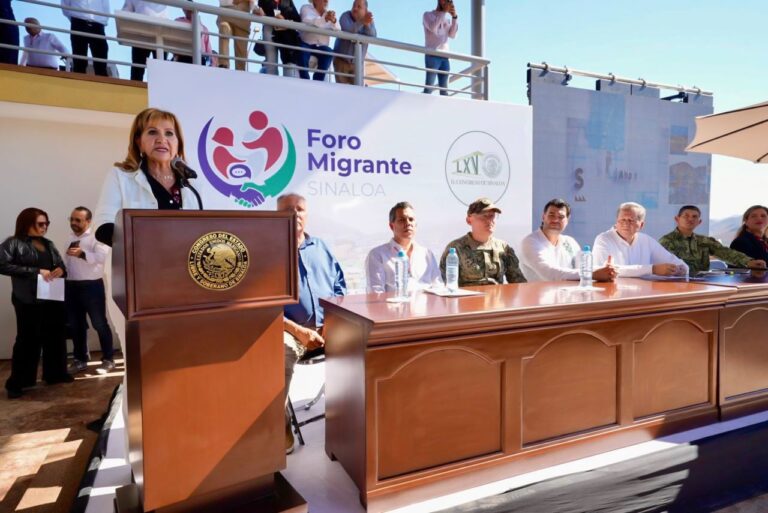Diputada María Teresa Guerra Ochoa habla en podium, junto a presidium del foro.