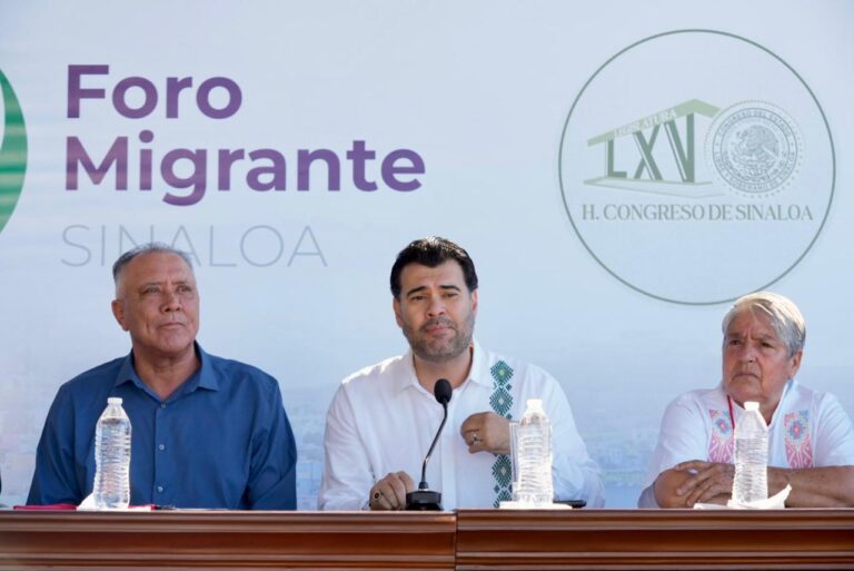 Diputado César Ismael Guerrero Alarcón habla frente a micrófono sentado en presidium junto a otras personas.
