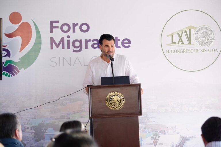 Diputado César Ismael Guerrero Alarcón clausura el evento con mensaje en podium.