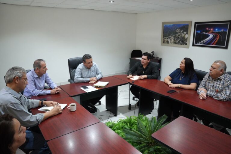 Integrantes de la Comisión de Desarrollo Urbano y Movilidad sostienen reunión con funcionarios de la SCT en oficinas de éstos.